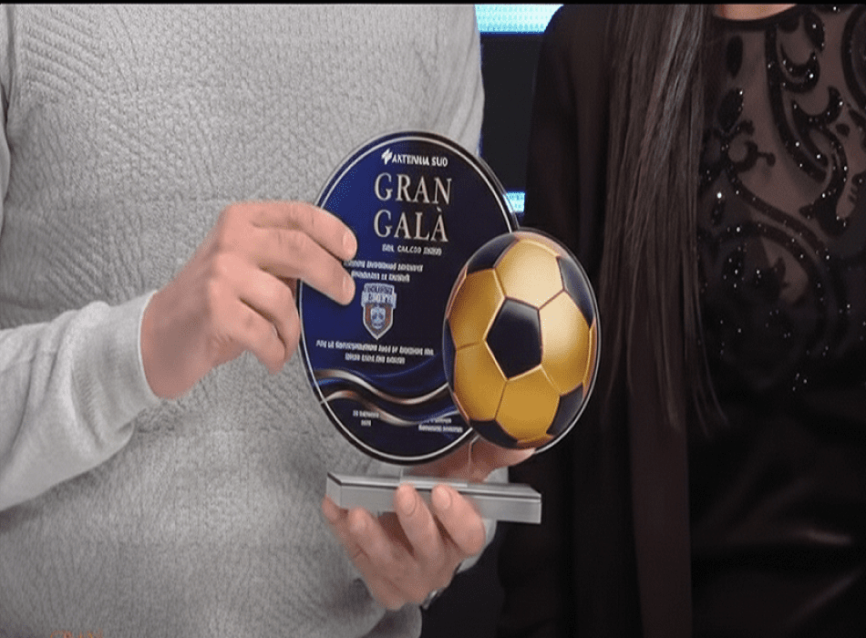 Premiazione dell'Atletico Acquaviva al Gran Galà del Calcio 2025: il momento della consegna del prestigioso riconoscimento per la visione societaria