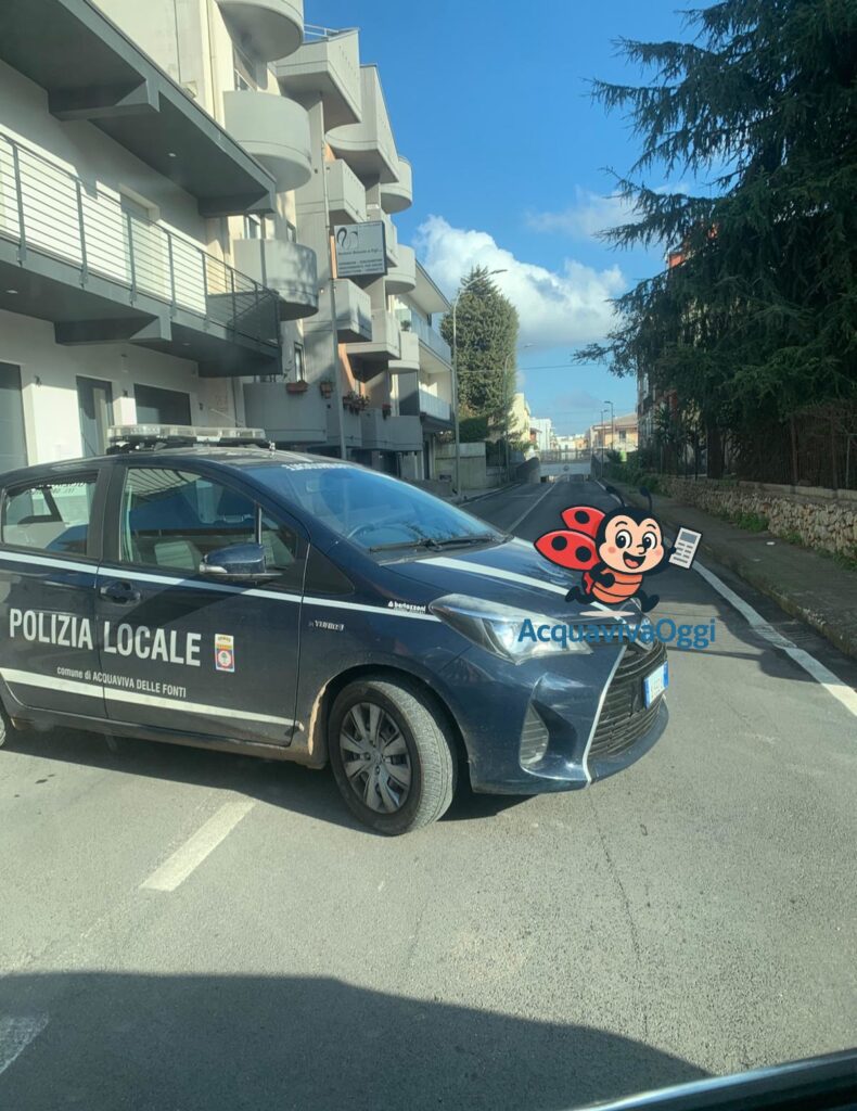 Agenti della Polizia Locale monitorano il traffico all'ingresso del Sottopasso via per Cassano.