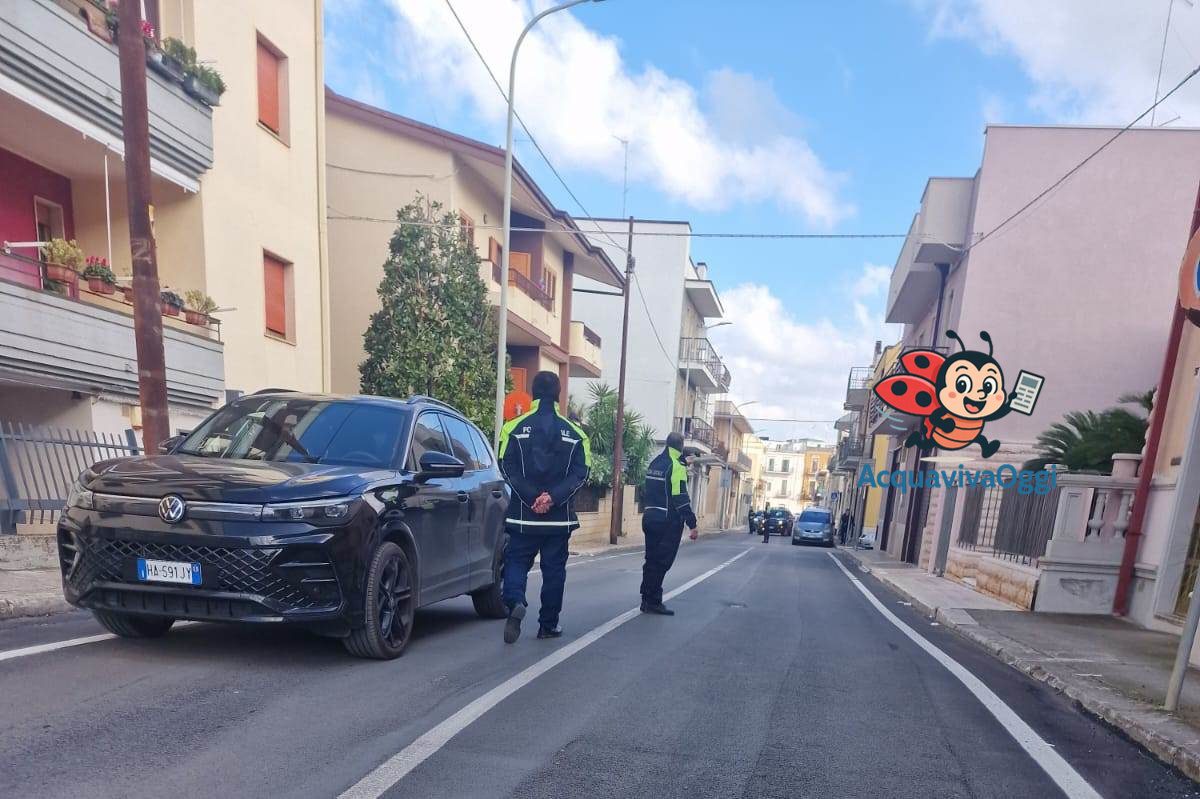 Agenti della Polizia Locale monitorano il traffico all'ingresso del Sottopasso via per Cassano.