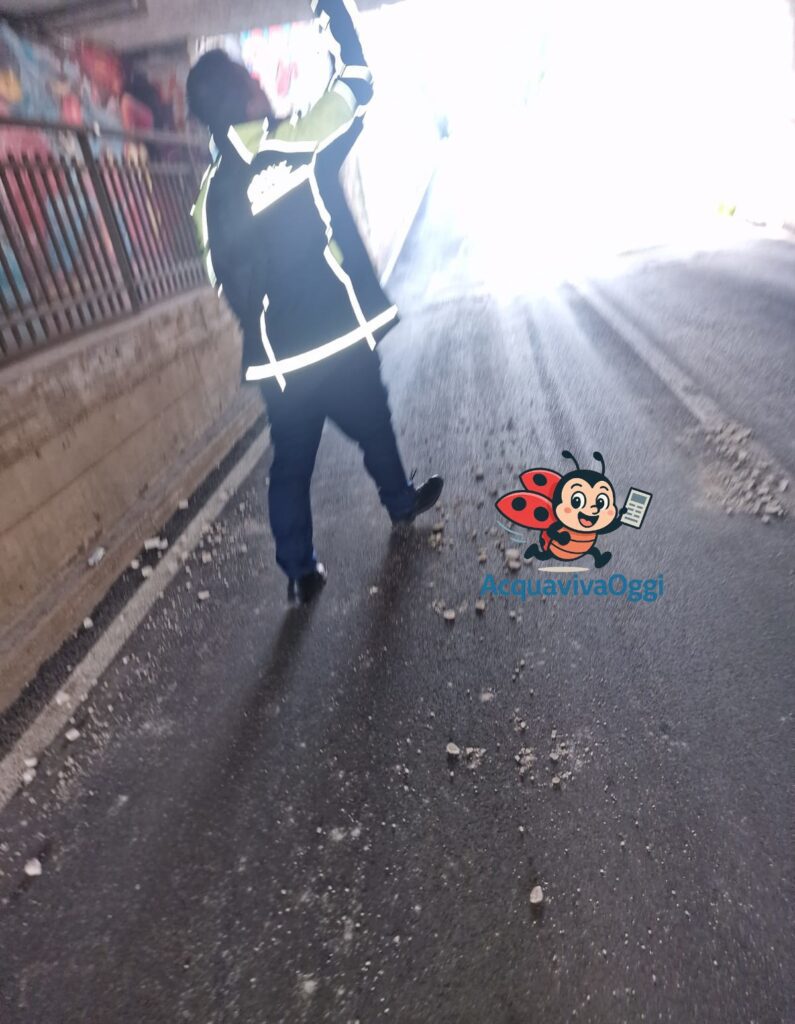 Agente della Polizia Locale durante il sopralluogo tecnico all'interno del Sottopasso via per Cassano.