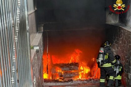 Vigili del Fuoco impegnati a domare l'incendio a Casamassima in un garage sotterraneo.