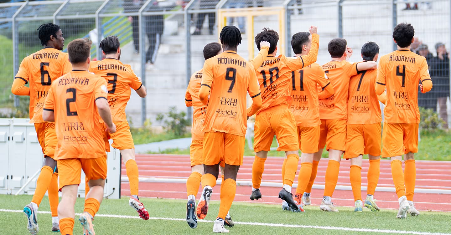 Esultanza dei calciatori dell'Atletico Acquaviva al Giammaria dopo il gol della vittoria.