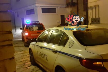 Vigili del Fuoco in azione durante un incendio ad Acquaviva delle Fonti presso una macelleria vicino all'Arco Sant'Agostino, con pattuglia della vigilanza La Fonte sul posto.