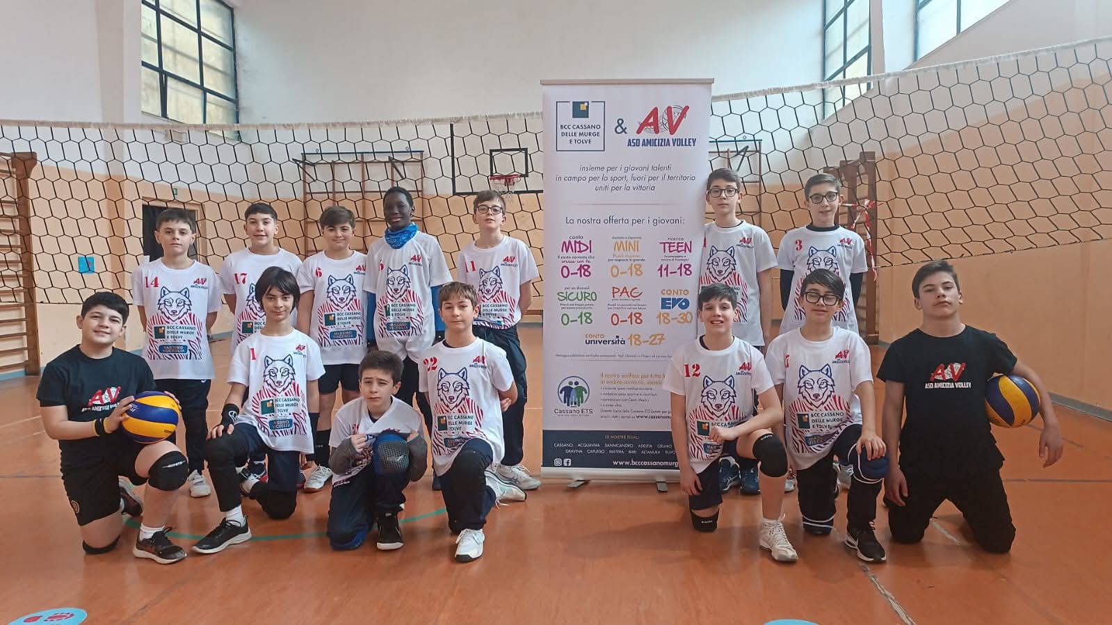 Squadra U13M Amicizia Volley Acquaviva delle Fonti con sponsor BCC Cassano delle Murge e Tolve in palestra