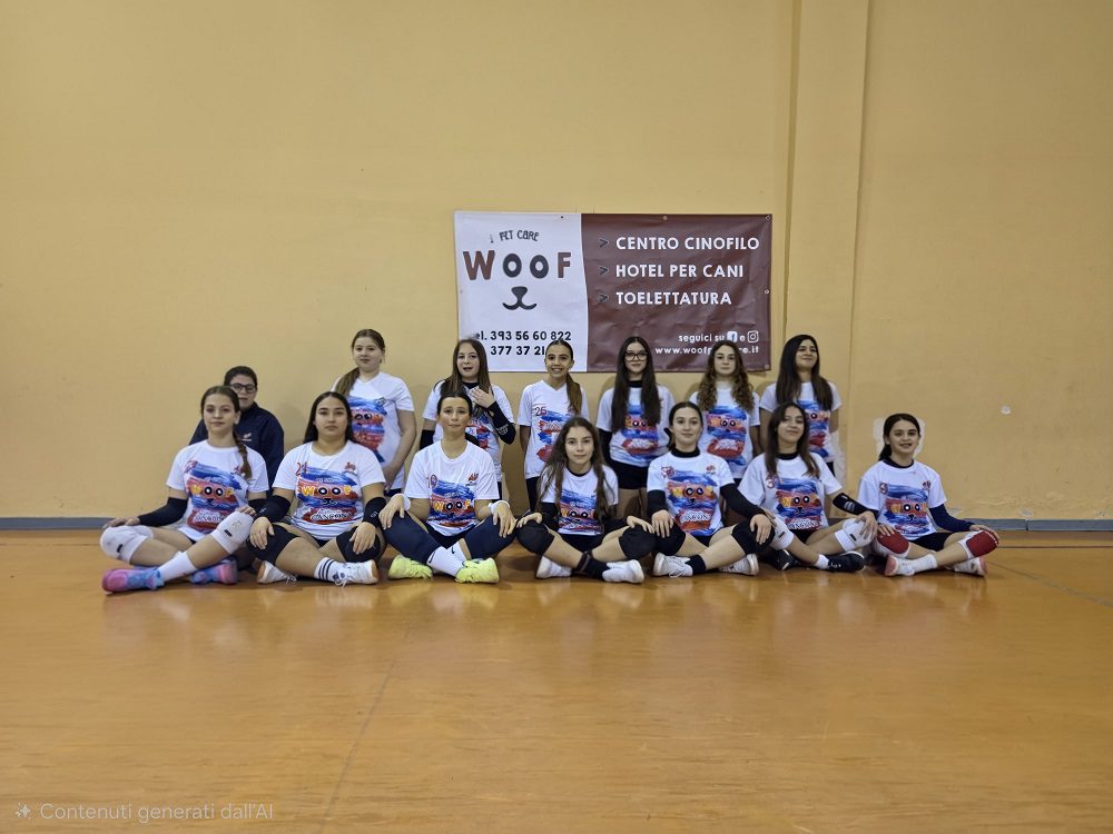 U13 Amicizia Volley: 5 Ragioni per Seguire la Nuova Stagione con WooF Pet Care 1 Squadra U13 Amicizia Volley schierata in palestra con lo striscione dello sponsor WooF Pet Care per la stagione sportiva.