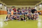 Formazione dell'Amicizia Volley festeggia sul campo dopo una vittoria.