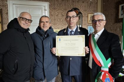 Il Sindaco Marco Lenoci consegna l'encomio ufficiale a Piero Romano insieme alle autorità locali ad Acquaviva delle Fonti.