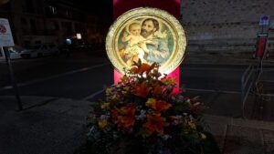 Celebrazione dei falò di San Giuseppe a Bitritto con la folla radunata attorno al fuoco.