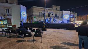 Celebrazione dei falò di San Giuseppe a Bitritto con la folla radunata attorno al fuoco.