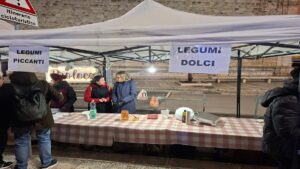 Celebrazione dei falò di San Giuseppe a Bitritto con la folla radunata attorno al fuoco.