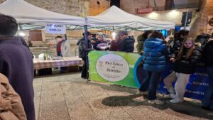 Celebrazione dei falò di San Giuseppe a Bitritto con la folla radunata attorno al fuoco.