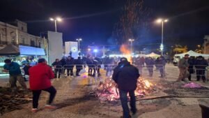 Celebrazione dei falò di San Giuseppe a Bitritto con la folla radunata attorno al fuoco.