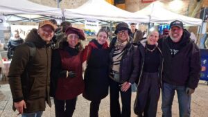 Celebrazione dei falò di San Giuseppe a Bitritto con la folla radunata attorno al fuoco.