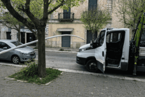 Intervento della Polizia Locale per un palo della pubblica illuminazione abbattuto dal vento a Gioia del Colle