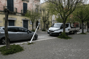 Intervento della Polizia Locale per un palo della pubblica illuminazione abbattuto dal vento a Gioia del Colle.