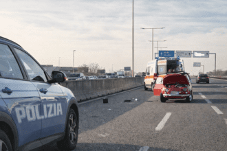 Rilievi della Polizia e soccorsi del 118 sulla Statale 16 dopo l'incidente che ha coinvolto una Fiat 500.