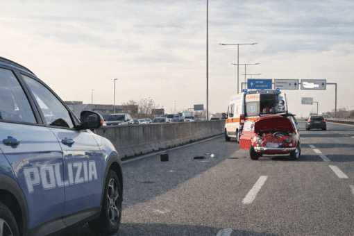Rilievi della Polizia e soccorsi del 118 sulla Statale 16 dopo l'incidente che ha coinvolto una Fiat 500.