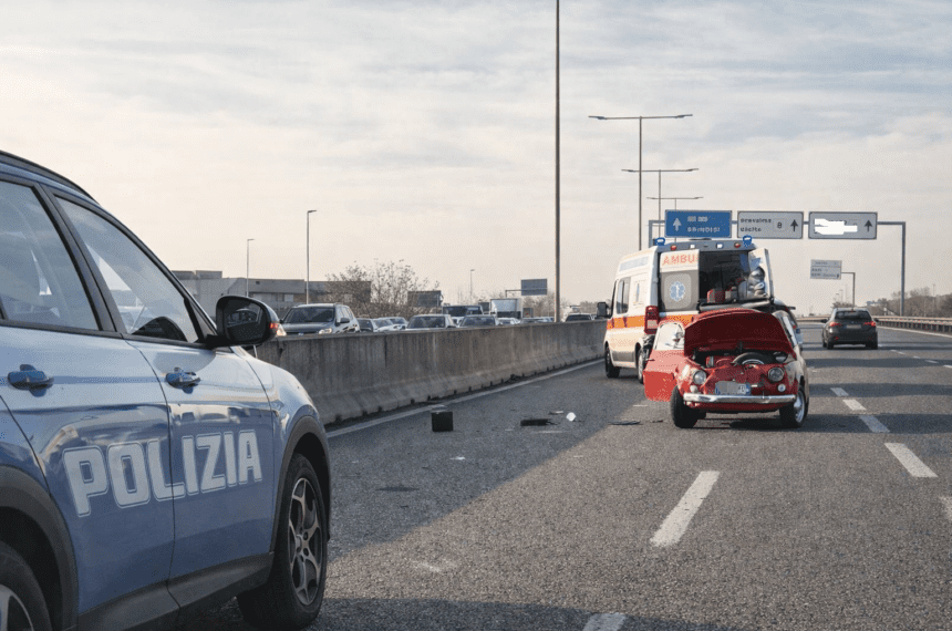 Rilievi della Polizia e soccorsi del 118 sulla Statale 16 dopo l'incidente che ha coinvolto una Fiat 500.