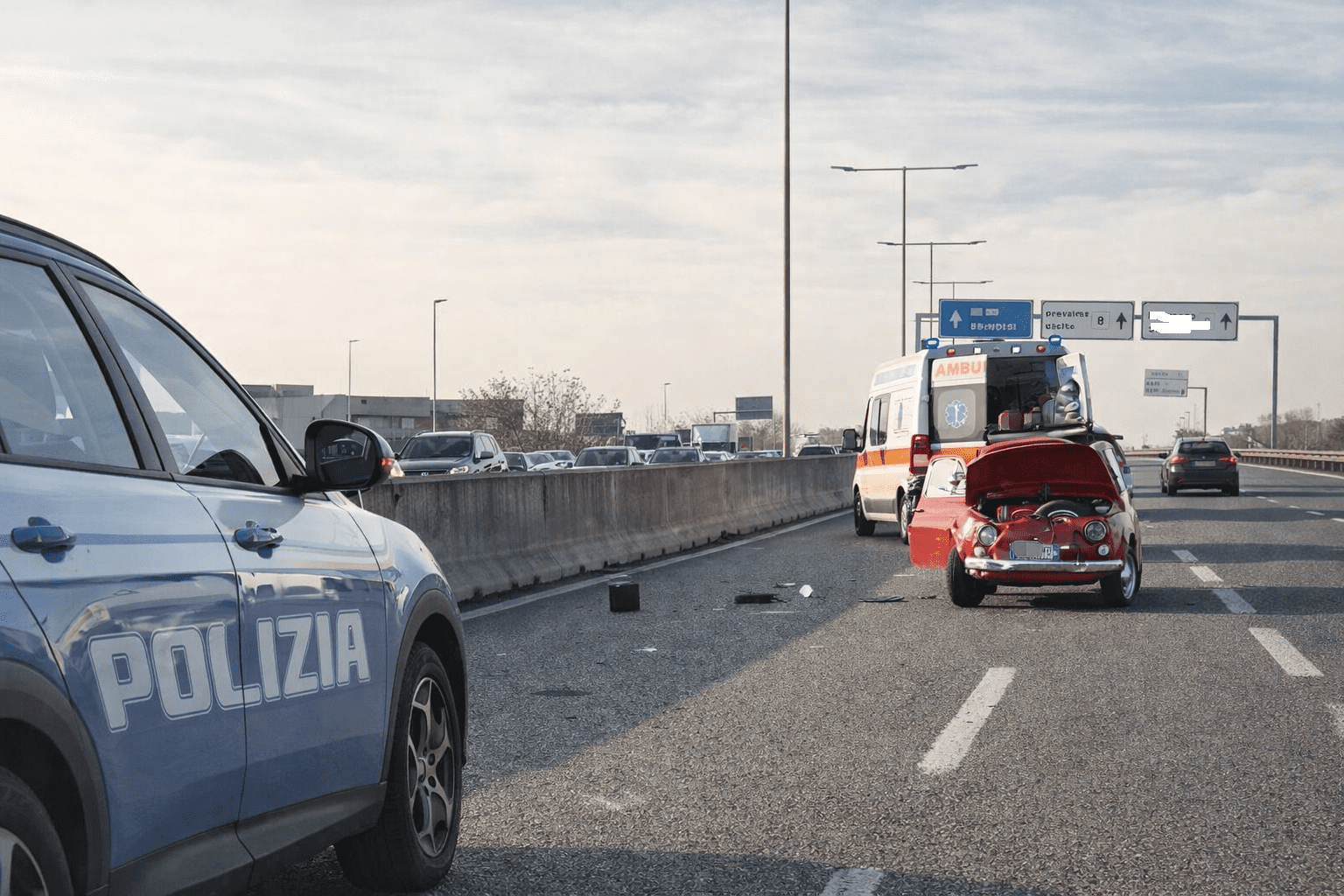 Rilievi della Polizia e soccorsi del 118 sulla Statale 16 dopo l'incidente che ha coinvolto una Fiat 500.