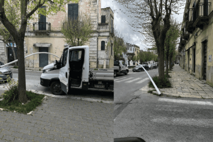 Intervento della Polizia Locale per un palo della pubblica illuminazione abbattuto dal vento a Gioia del Colle.