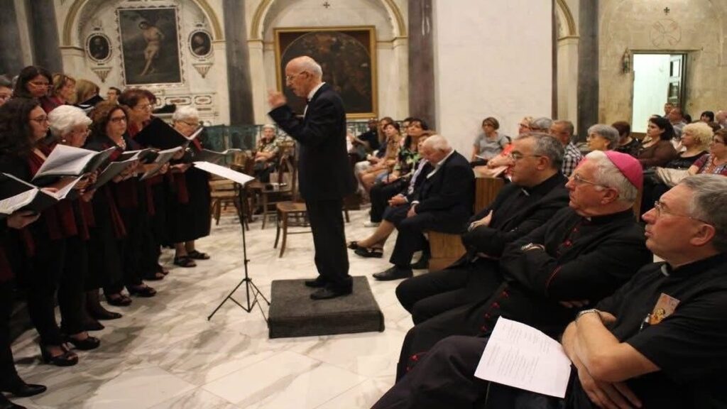 Il Maestro Franco Chiarulli mentre dirige il coro Don Cesare Franco ad Acquaviva delle Fonti.