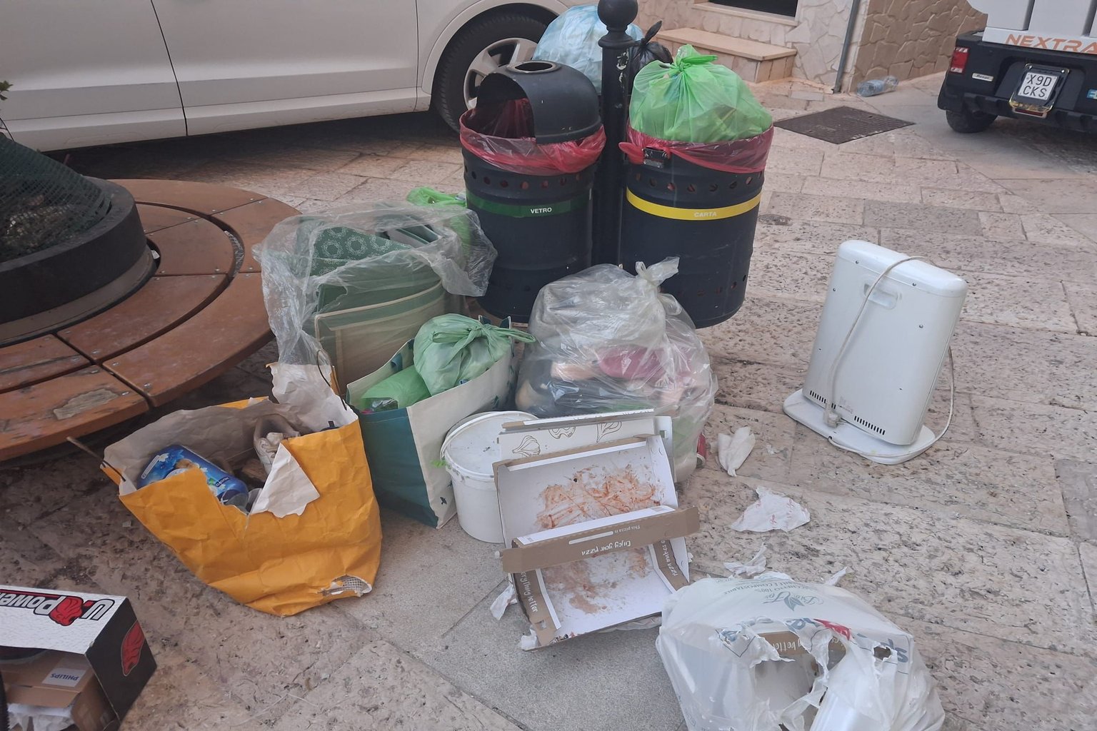 1 Tragedia per il decoro: rifiuti abbandonati in piazza San Paolo e l'appello del Vicesindaco 1 Foto dei rifiuti abbandonati in piazza San Paolo ad Acquaviva delle Fonti con sacchi e cartoni vicino ai cestini.