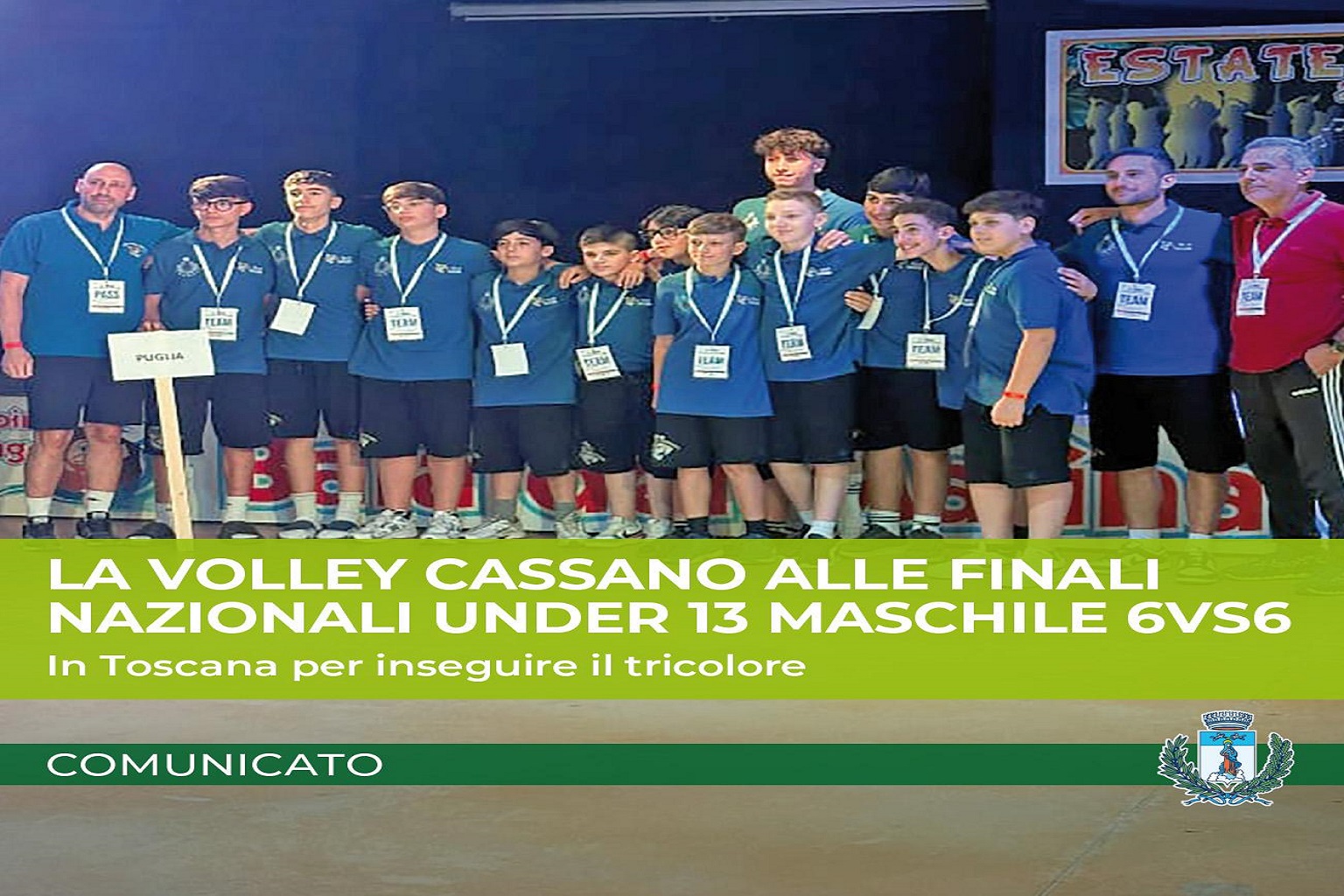 Volley Cassano alle Finali Nazionali: 16 squadre Under 13 in Toscana per il titolo italiano 1 I giovani atleti e lo staff della Volley Cassano alle Finali Nazionali Under 13 Maschile 6vs6 con il cartello della delegazione Puglia.