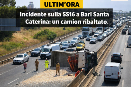 Incidente sulla SS16 a Bari: camion ribaltato blocca entrambi i sensi a Santa Caterina 10 Camion ribaltato sulla carreggiata dopo un grave incidente sulla SS16 a Bari Santa Caterina con perdita di carico e lunghe code di veicoli fermi.