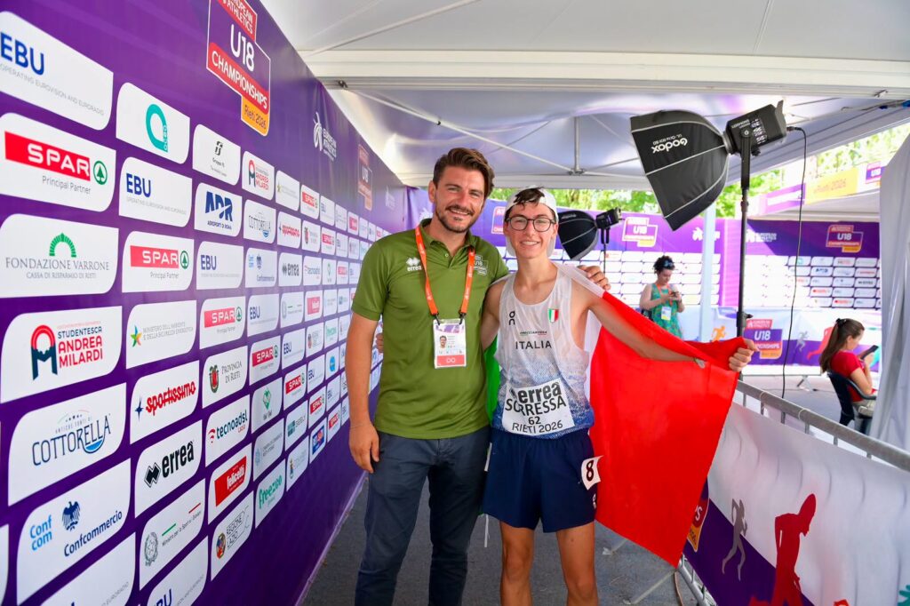 Davide Sorressa argento europeo: una splendida medaglia storica per l’atletica di Acquaviva 4 Davide Sorressa argento europeo sul podio di Rieti con la bandiera italiana e i colori della Amatori Atletica Acquaviva.