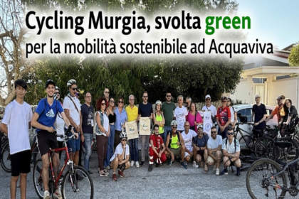 Gruppo di ciclisti e organizzatori partecipanti all'evento inaugurale del progetto Cycling Murgia 2026 ad Acquaviva delle Fonti.