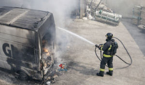 Incendio furgone ad Acquaviva: paura nella zona industriale, mezzo distrutto 4 Incendio furgone ad Acquaviva: paura nella zona industriale, mezzo distrutto