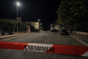 Esterno della filiale Banca BCC danneggiato dopo il violento assalto bancomat notturno a Cassano delle Murge.