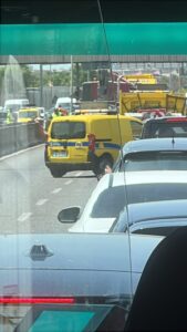 Camion ribaltato sulla carreggiata dopo un grave incidente sulla SS16 a Bari Santa Caterina con perdita di carico e lunghe code di veicoli fermi.