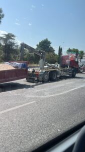 Camion ribaltato sulla carreggiata dopo un grave incidente sulla SS16 a Bari Santa Caterina con perdita di carico e lunghe code di veicoli fermi.