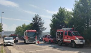 Incendio furgone ad Acquaviva: paura nella zona industriale, mezzo distrutto 3 Incendio furgone ad Acquaviva