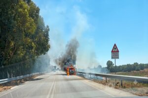 Auto in fiamme ad Acquaviva delle Fonti sulla SP83 3 auto in fiamme ad Acquaviva