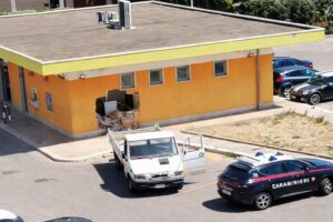 Rapina a Modugno: devastante assalto all’ufficio postale con furgone ariete