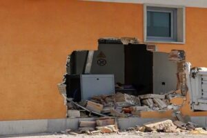 Rapina a Modugno: devastante assalto all’ufficio postale con furgone ariete