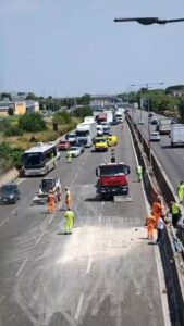 Incidente sulla SS16 a Bari: camion ribaltato blocca entrambi i sensi a Santa Caterina