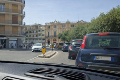 Via Roma chiusa. Traffico tra piazza Garibaldi e piazza Vittorio Emanuele II ad Acquaviva delle Fonti durante i lavori di asfalto del 27 agosto