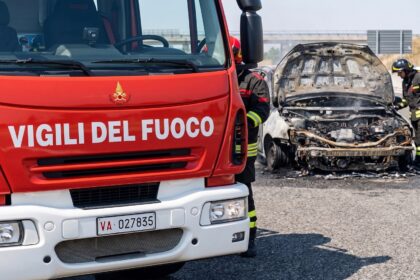 Auto in fiamme sulla SS100, nessun ferito 8 auto in fiamme sulla ss100
