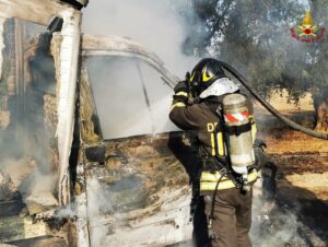 Strada Acquaviva Sannicandro: 1 inferno di fuoco distrugge un furgone, decisivo l'intervento dei pompieri
