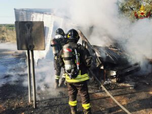 Strada Acquaviva Sannicandro: 1 inferno di fuoco distrugge un furgone, decisivo l'intervento dei pompieri