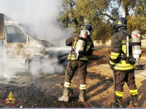 Strada Acquaviva Sannicandro: 1 inferno di fuoco distrugge un furgone, decisivo l'intervento dei pompieri