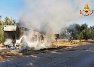 Strada Acquaviva Sannicandro: 1 inferno di fuoco distrugge un furgone, decisivo l'intervento dei pompieri