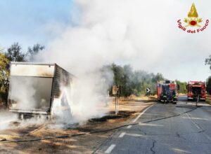 Strada Acquaviva Sannicandro: 1 inferno di fuoco distrugge un furgone, decisivo l'intervento dei pompieri
