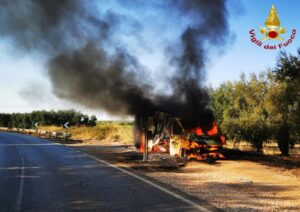 Strada Acquaviva Sannicandro: 1 inferno di fuoco distrugge un furgone, decisivo l'intervento dei pompieri