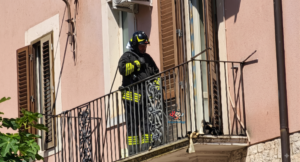 Incendio in via Tria ad Acquaviva: 2 giovani con estintore evitano il peggio 3 Incendio in via Tria ad Acquaviva: 2 giovani con estintore evitano il peggio