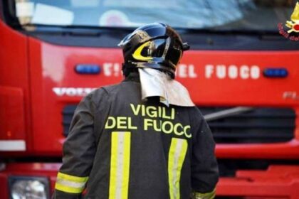 Incidente statale 100 Casamassima-Sammichele: auto ribaltata 4 Incidente statale 100 Casamassima Sammichele: auto ribaltata nella scarpata al km 17, guardrail distrutto. Occupanti illesi, Vigili del Fuoco sul posto.