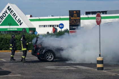 Incendio auto al centro commerciale di Casamassima 6 incendio auto al centro commerciale Casamassima